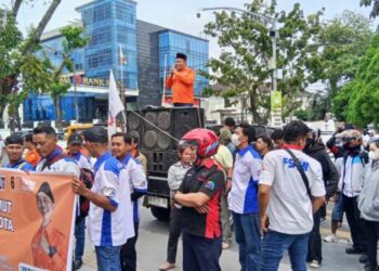 Tolak UMSP-UMSK Sumut, Buruh Demo di Kantor Gubsu