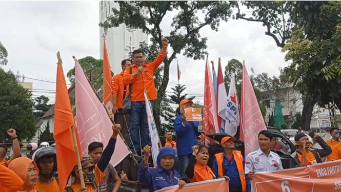 Foto: Ketua Partai Buruh Sumut Willy Agus Utomo saat orasi.