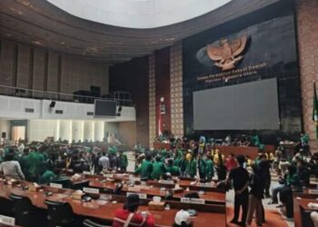 Ratusan Mahasiswa Duduki Ruang Rapat Paripurna DPRD Sumut