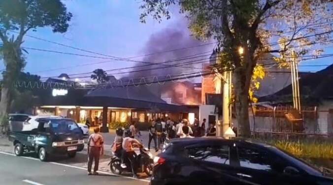Foto: Restoran Chanthaburi Thai Cuisine terbakar.
