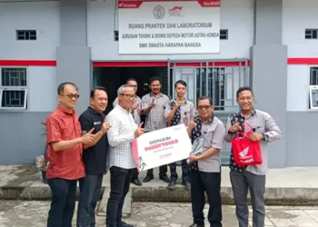 Foto: Honda Serahkan Donasi untuk SMK Mitra Binaan 9