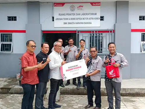 Foto: PT Indako Trading Coy bersama PT Astra Honda Motor (AHM) memberikan donasi berupa paket tools kepada dua SMK Mitra Binaan, Rabu, 11 Desember 2024. (Istimewa)