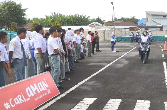 Foto: PT Indako Trading Coy menggelar aktivitas edukasi keselamatan berkendara (safety riding) yang ditujukan bagi puluhan pelajar Yayasan Perguruan (YP) Gajah Mada.(Istimewa)