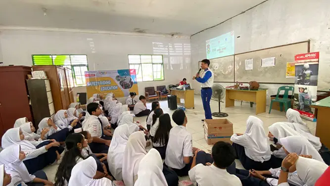 PT Indako Trading Coy menggelar aktivitas edukasi safety riding dan kampanye #cari_aman kepada para pelajar di wilayah Sumatera Utara.(Istimewa)
