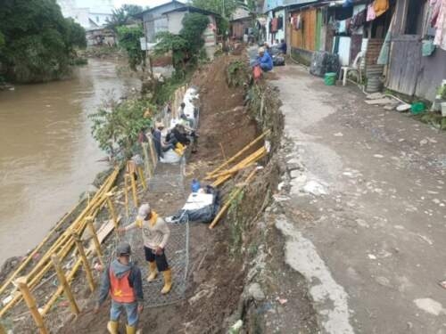 Balai Wilayah Sungai Sumatera II lakukan penimbunan pinggiran sungai setelah tanah amblas.