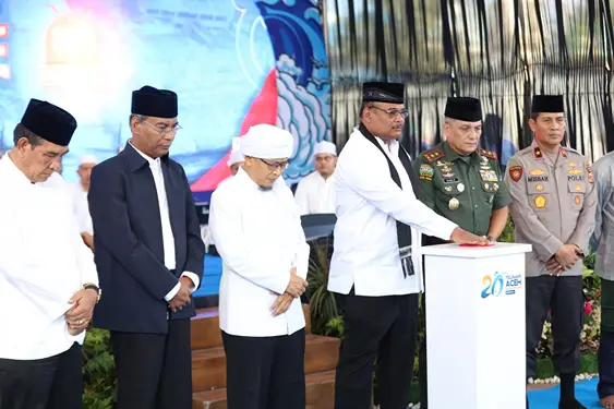 Foto: Pj Gubernur Aceh, Dr. H. Safrizal ZA, M.Si, didampingi unsur Forkopimda Aceh menekan tombol sirene untuk mengenang Tsunami Aceh bersamaan dengan berhentinya kegiatan masyarakat untuk Tafakur selama 3 menit, di Halaman Masjid Raya Baitturahman Banda Aceh, Kamis (26/12/2024). (Foto Humas Pemerintah Aceh)