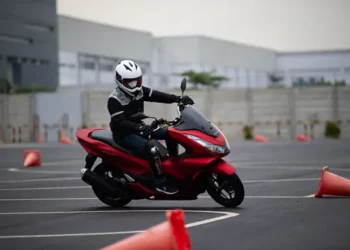 Foto: Helm dengan Warna Cerah Bikin Berkendara Lebih Aman 7