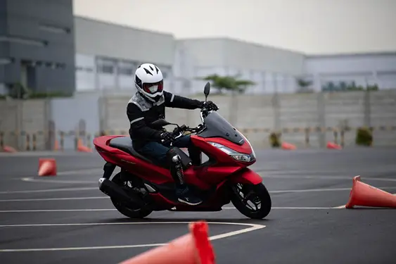 Foto: Helm dapat memberikan perlindungan yang maksimal jika helm yang digunakan memenuhi standard keselamatan, seperti halnya Standar Nasional Indonesia (SNI).(Istimewa)