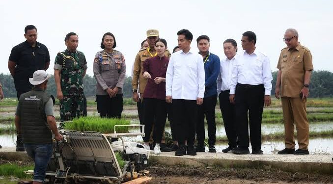 Wakil Presiden Republik Indonesia Gibran Raka Buming Raka tiba di Desa Aman Damai, Kecamatan Sirapit, guna menyerahkan bantuan untuk mendukung sektor pertanian ketahanan pangan Kabupaten Langkat, Selasa.(Istimewa)
