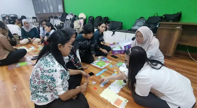 Siswa-siswi bekerja sama dalam kelompok yang terdiri dari berbagai sekolah dengan latar belakang agama dan suku yang berbeda difasilitasi oleh Guru dari Sekolah lain.(Istimewa)