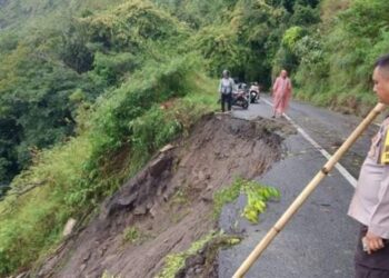 Hati-hati! Jalan Menuju Haranggaol Longsor