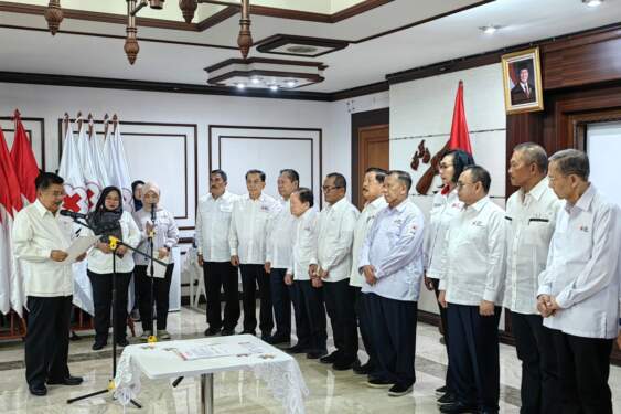 Foto: Jusuf Kalla (JK) melantik pengurus Palang Merah Indonesia (PMI) Pusat periode 2024-2029 di Jakarta.
