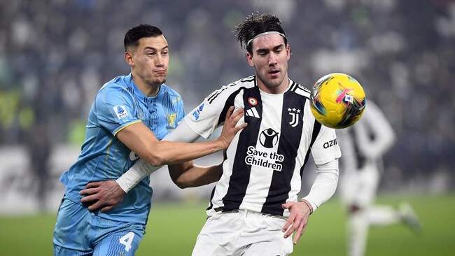 Foto: Jay Idzes mencetak gol ke gawang Juventus.