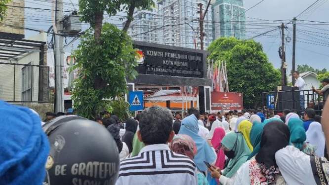Foto: Massa aksi demo di depan Kantor KPU Kota Medan di Jalan Kejaksaan Kelurahan Petisah Tengah Kecamatan Medan Petisah, Jumat (6/12/24).