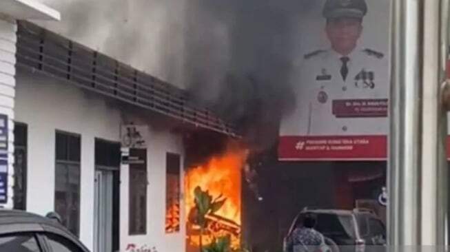 Foto: Kebakaran gedung Dinsos Sumut.