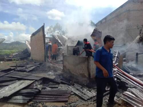 Foto: Petugas saat memadamkan api yang membakar rumah di Kecamatan Sidikangkat, Dairi.