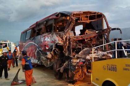 Foto: Empat orang tewas dalam kecelakaan di tol Pandaan-Malang.