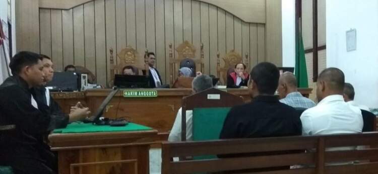 Foto: Kelima terdakwa korupsi di UINSU mendengarkan tuntutan di ruang sidang Cakra II, Pengadilan Tipikor pada Pengadilan Negeri Medan, Senin (16/12/2024).