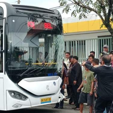 Foto: Kondisi mobil listrik yang menabrak mobil pribadi.