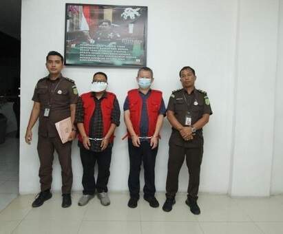Foto: Kejati Sumut menahan dua tersangka kasus korupsi Bandara Kualanamu yang dikelola PT Angkasa Pura (AP) II Tahun 2017.