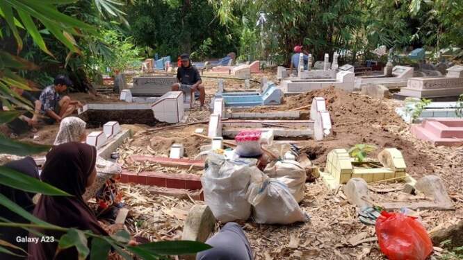 Foto: Warga bernama Supiati di Bulukumba membongkar makam keluarganya gegara beda pilihan Pilkada.