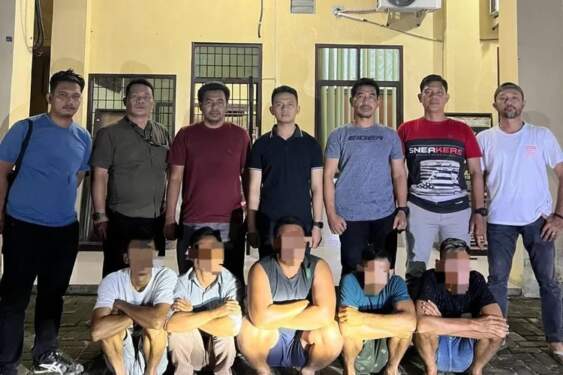Foto: Kelima tersangka diamankan petugas.