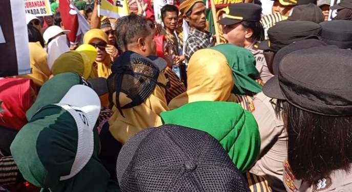 Foto: Massa sempat terlibat aksi saling dorong dengan polisi.