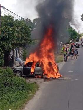 Foto: Mobil warga yang terbakar di jalan Juanda Binjai.