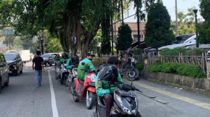 Foto: Sejumlah pengemudi ojek online sedang menunggu orderan di Jalan KH Zainul Arifin, Medan Petisah.