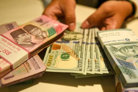 Foto: Nilai tukar rupiah berada di level Rp15.937 per dolar AS pada Selasa (3/12) pagi. Mata uang Garuda melemah 31,5 poin atau 0,20 persen dari perdagangan sebelumnya.