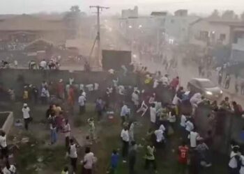 Bentrokan Berdarah di Stadion Sepak Bola, 56 Orang Tewas