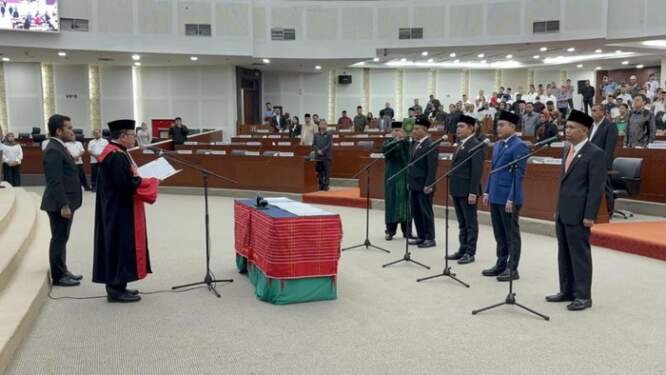 Foto: Pelantikan 4 wakil ketua DPRD Sumut, minus Ketua DPRD.