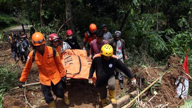 Foto: Jumlah warga meninggal dunia akibat banjir dan longsor yang melanda Kabupaten Sukabumi, Jawa Barat, bertambah jadi 10 orang.