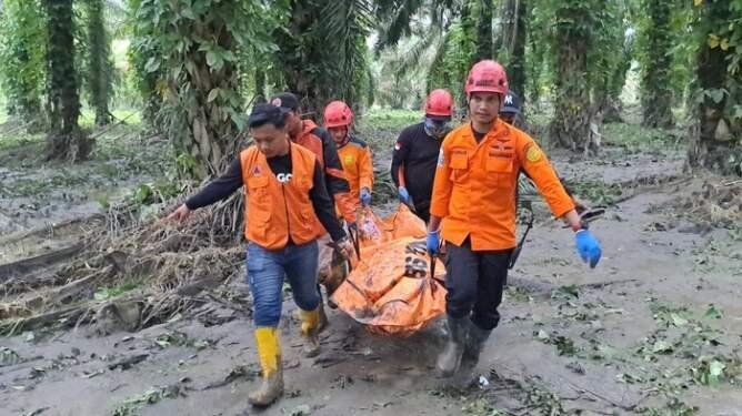 Petugas SAR saat mengevakuasi korban ke-10 bencana longsor Sibolangit, Deli Serdang bernama Tengku Riski. 