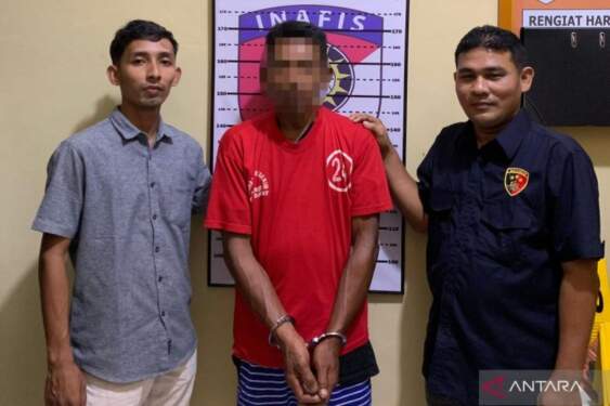 Foto: Polres Aceh Barat memperlihatkan DS, tersangka dalam perkara dugaan pelecehan seksual dan pemerkosaan.