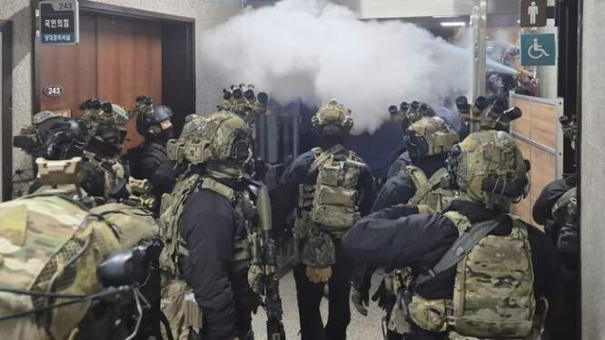 Foto: Pasukan militer Korsel hendak masuk ke dalam gedung parlemen saat darurat militer diberlakukan pada Selasa (3/12) malam.