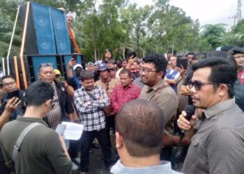 Masyarakat Demo KPU Deli Serdang Tuntut PSU
