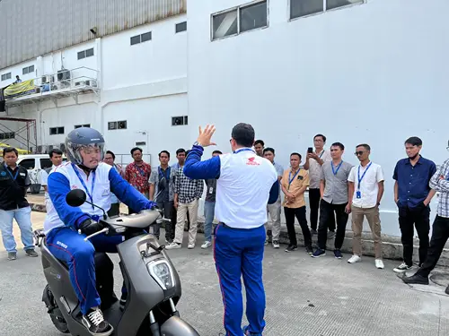 Foto: Para instruktur Safety Riding Honda sedang memberikan edukasi kepada masyarakat dalam menggunakan sepeda motor listrik Honda EM1 e:.(Istimewa)