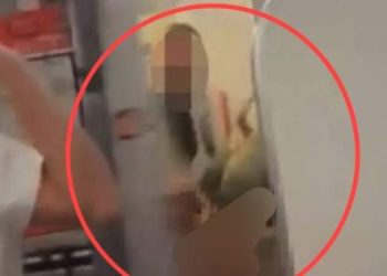 Alamak! Penumpang Kedapatan Mesum di Pesawat