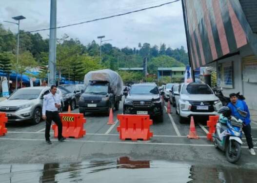 Foto: Sejumlah kendaraan roda empat tujuan Kabupaten Samosir mengantri di Pelabuhan Ajibaya, Kabupaten Toba.