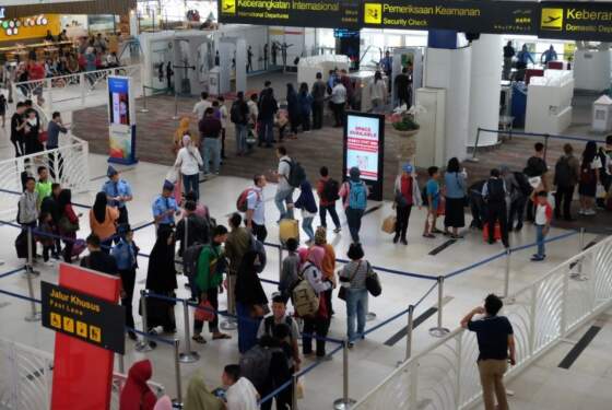 Foto: Sejumlah penumpang pesawat sedang menanti keberangkatan di terminal Bandara Internasional Kualanamu Deli Serdang, Sumatera Utara.