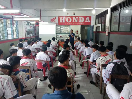 Foto: Kesempatan istimewa bersama para pelajar SMKS GKPS 2 P. Siantar ini benar-benar dimanfaatkan tim Honda untuk sharing ilmu terkait keunggulan Honda Smart Technology (Istimewa)