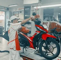 Foto: Jaga Motor Tetap Prima, Kenali Penyebab Busi Motor Retak 3