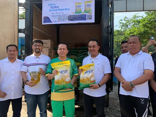 Jelang perayaan Natal dan Tahun Baru  2025 Pj Gubernur Sumut Agus Fatoni bersama Pemimpin Wilayah Bulog yang baru Budi Cahyanto dan istansi terkait yg tergabung dalam TPID Provsu, turun ke Pasar Sikambing meninjau harga bahan pokok dan ketersediaan bahan pokok, Minggu (8/12/2024) pagi.(Dok:Bulog Sumut)