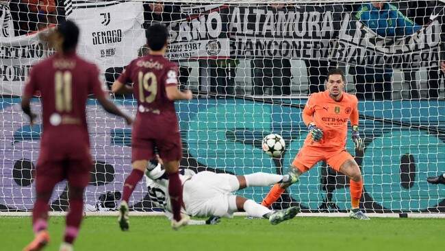 Foto: Gol voli pemain Juventus Weston McKennie ke gawang Manchester City di Liga Champions, Kamis (12/12).