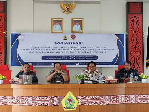 Foto: Kegiatan sosialisasi di Aula Kantor Bupati Samosir dengan tema ”Peran KPPU Dalam Mengawasi Pelaku Usaha Menjalankan Kegiatan Usahanya Untuk Menghindari Persaingan Usaha Tidak Sehat”.(Dok:Kanwil I KPPU)