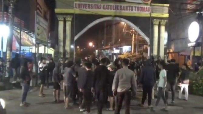 Foto: Suasana saat terjadinya tawuran ratusan mahasiswa Unika Medan di Jalan Setia Budi, Kecamatan Medan Selayang.