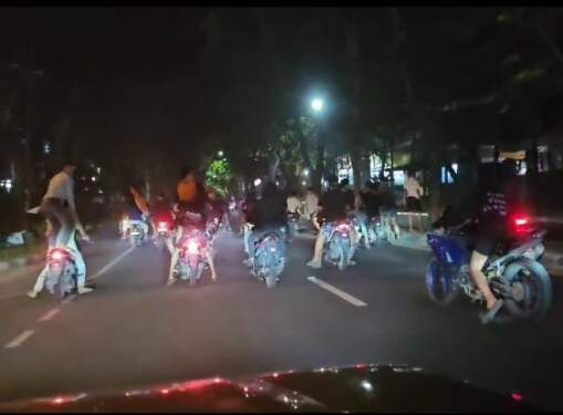 Foto: Kawanan diduga geng motor melakukan penyerangan.