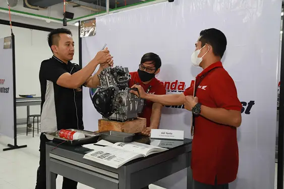 Foto: Para teknisi sepeda motor Honda asal Indonesia ini akan berkompetisi dengan 38 teknisi lainnya dari 11 negara yang tersebar di benua Asia.(Istimewa)