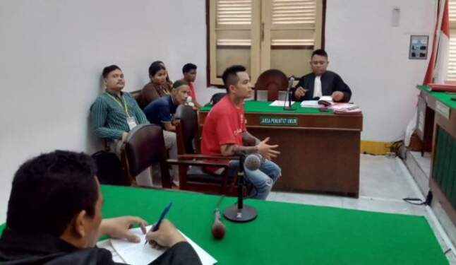 Foto: Terdakwa Arjuna Faddli Sinaga mendengarkan tuntutan JPU Septian Napitupulu di ruang sidang Cakra V, Pengadilan Negeri Medan, Rabu (18/12/2024).
